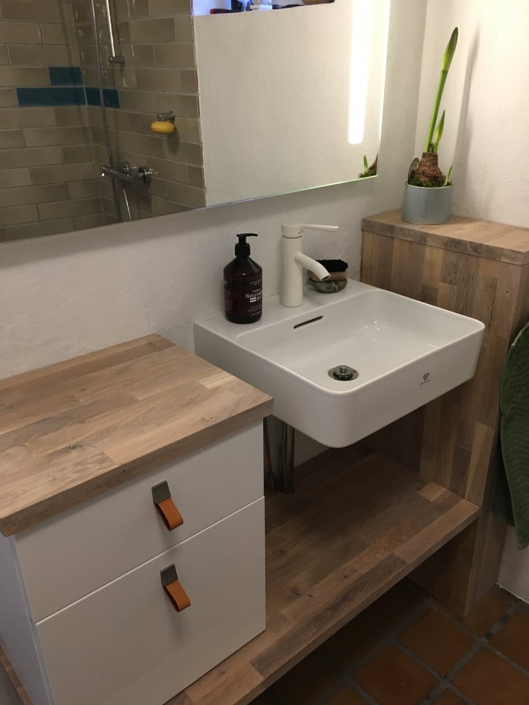 Badeværelse med brusebad i hovedhuset