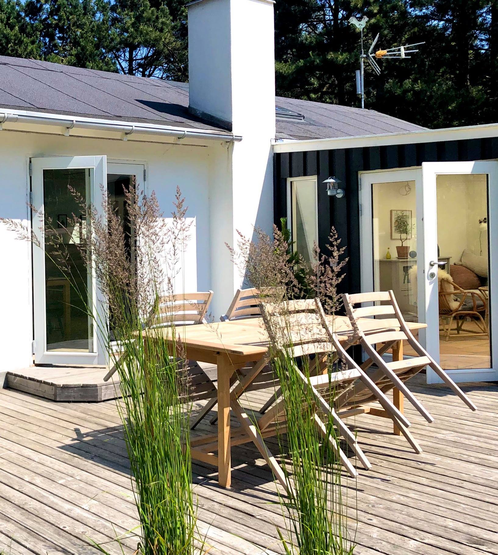 Solrig træterrasse med teakmøbler ved sommerhuset