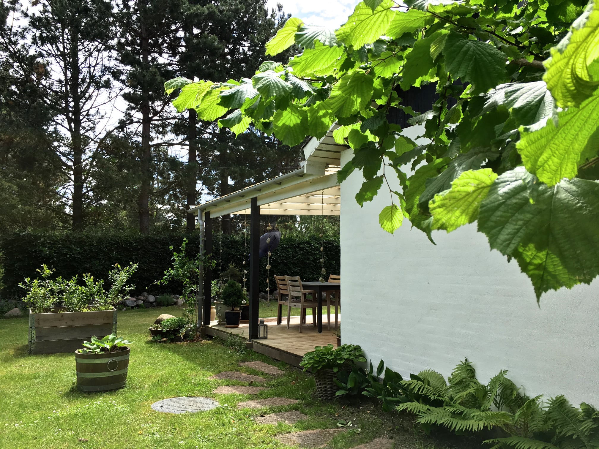 Have og bagterrasse ved sommerhus i Overby Lyng